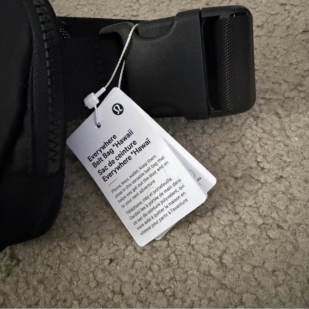 LULULEMON HAWAII EXCLUSIVE EVERYTHING BELT BAG! ✨ - Picture 3 of 4